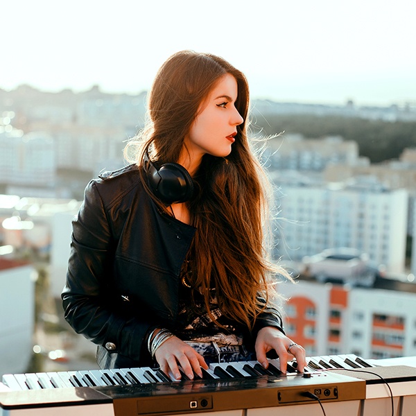 girl with piano